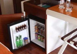 Tại sao đồ ăn trong tủ minibar lại đắt ?Nên chọn minibar có kích thước như nào
