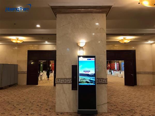 Bật bí những ưu - nhược điểm của Bảng hiệu kỹ thuật số và ki-ốt màn hình cảm ứng